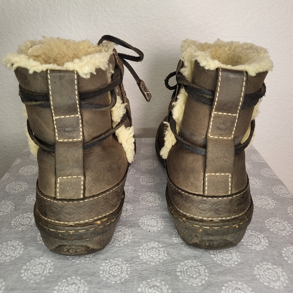 UGG Cove Women's Boots size US 7 EUR 38 Sheepskin Linned - Picture 6 of 10